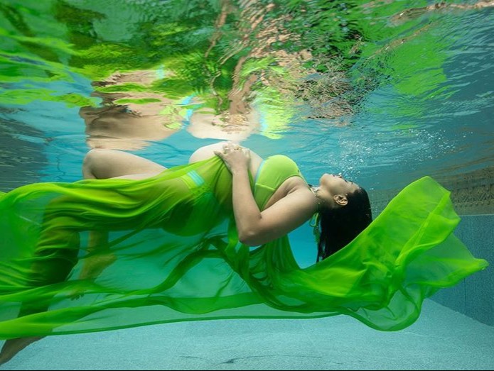 Bollywood celebrity sameera reddy maternity photoshoot underwater in bikini and green cloth