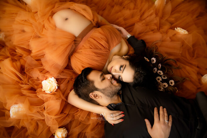 gurgaon noida best maternity photographer for couple poses