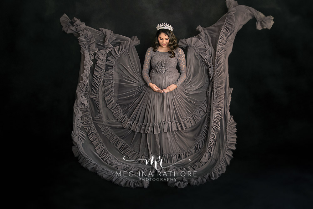 pregnant lady wearing black dress with match backdrop meghna rathore photography
