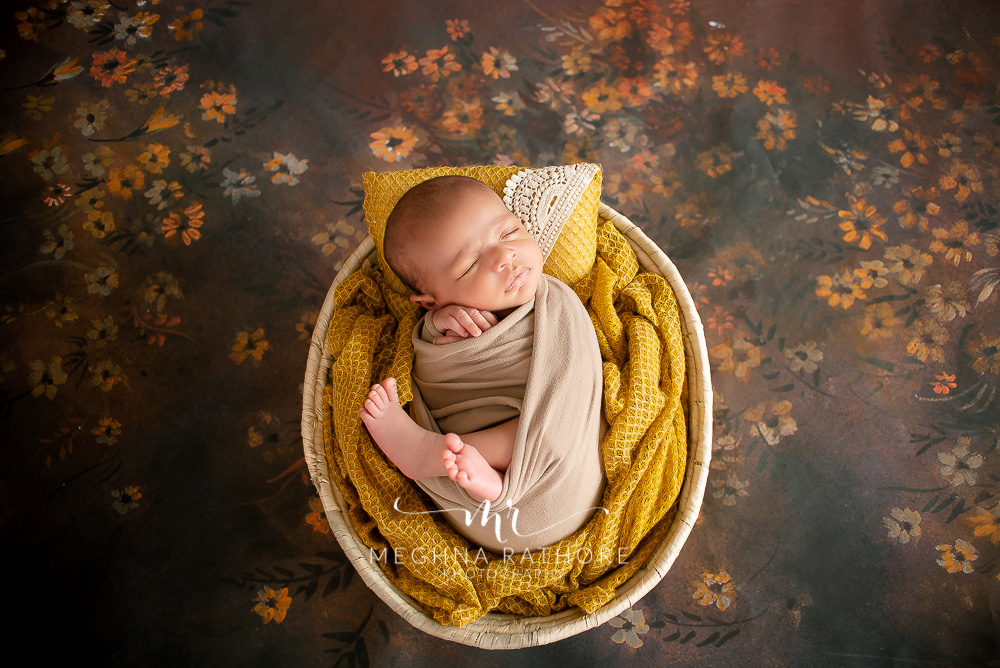 Newborn – July 2021 – 1 Month Old Newborn Baby Boy Photoshoot Props Creative Family Poses