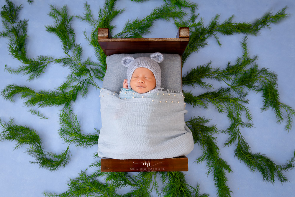24 – Newborn Baby Photoshoot – Wooden Brown Bed Prop