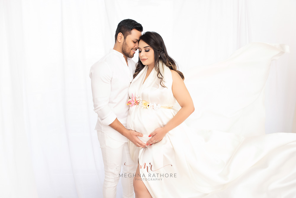 delhi best maternity photographer for pregnancy couple pictures in comfortable home based studio