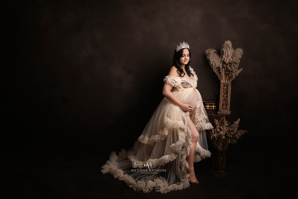 creative maternity photoshoot album by delhi best maternity photographer meghna rathore