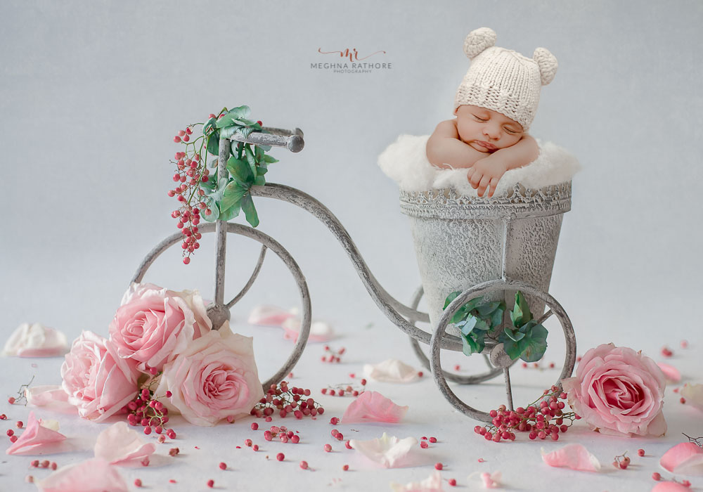 delhi gurgaon photography baby sleeping in a cycle prop meghna rathore photography