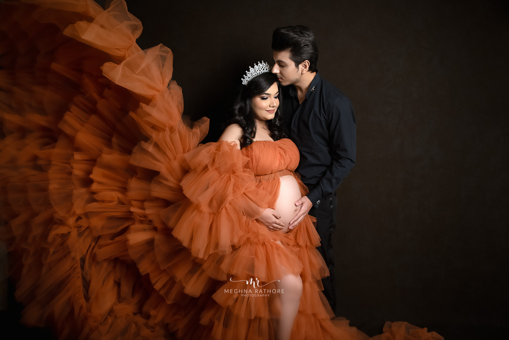 Baby shower poses | Couple pregnancy photoshoot, Maternity photography poses  pregnancy pics, Maternity photography poses couple