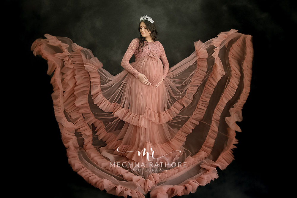 India Best Maternity Photographer in Faridabad, Pregnancy Photoshoot flying maternity pose idea