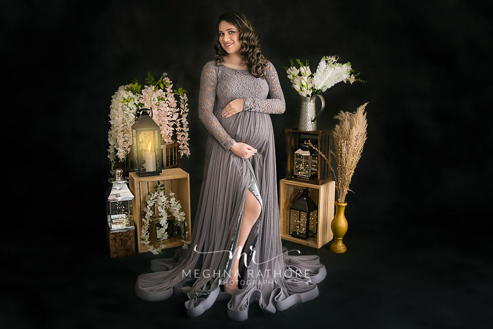 India Best Maternity Photographer in Faridabad, Pregnancy Photoshoot creative standing maternity pose