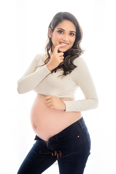 India Best Maternity Photographer in Faridabad, Pregnancy Photoshoot creative pose in top and jeans