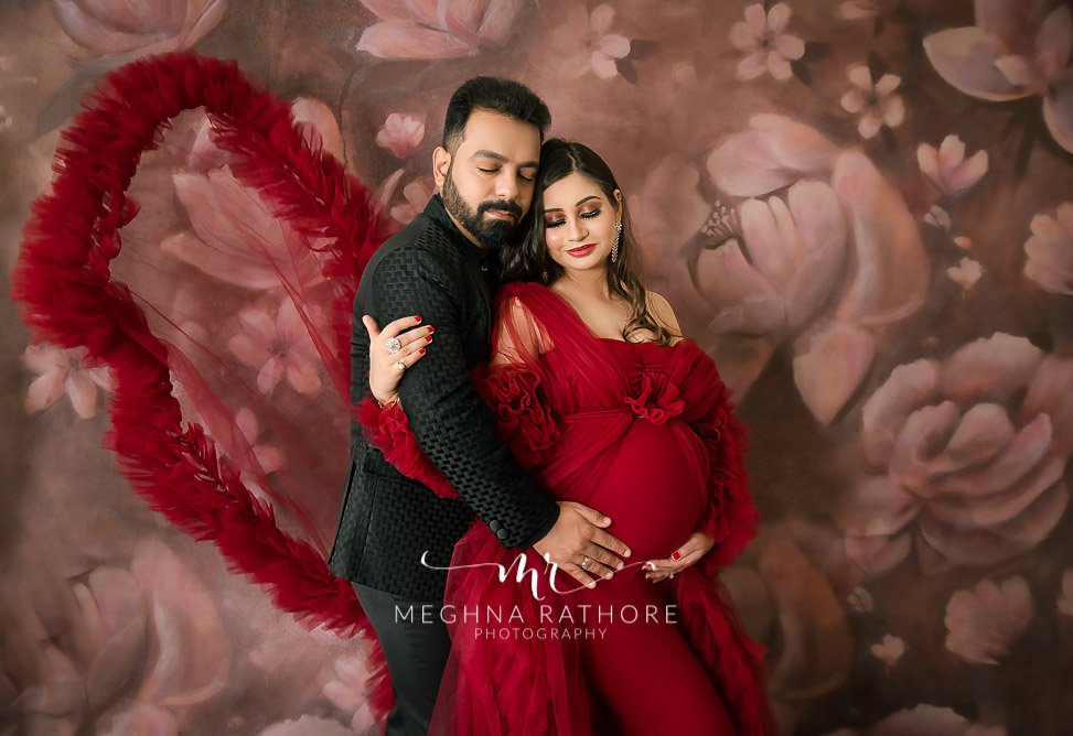 september 2021 maternity photoshoot wine red dress peachd dress props couple pictures meghna rathore 15