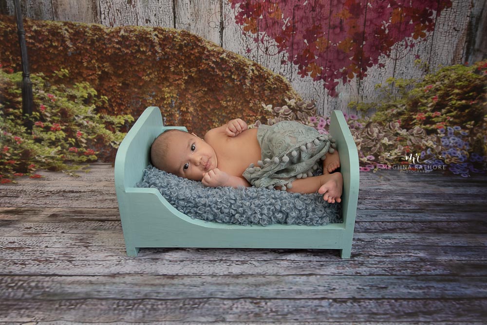 23 – Newborn Baby Photoshoot Wooden – Blue Solid Bed Prop
