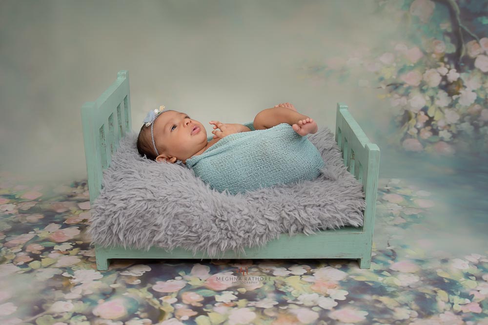 22 – Newborn Baby Photoshoot – Wooden Blue Pillar Bed Prop