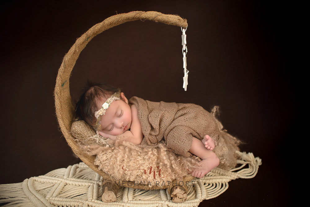 19 – Newborn Baby Photoshoot – Brown Jute Moon Prop