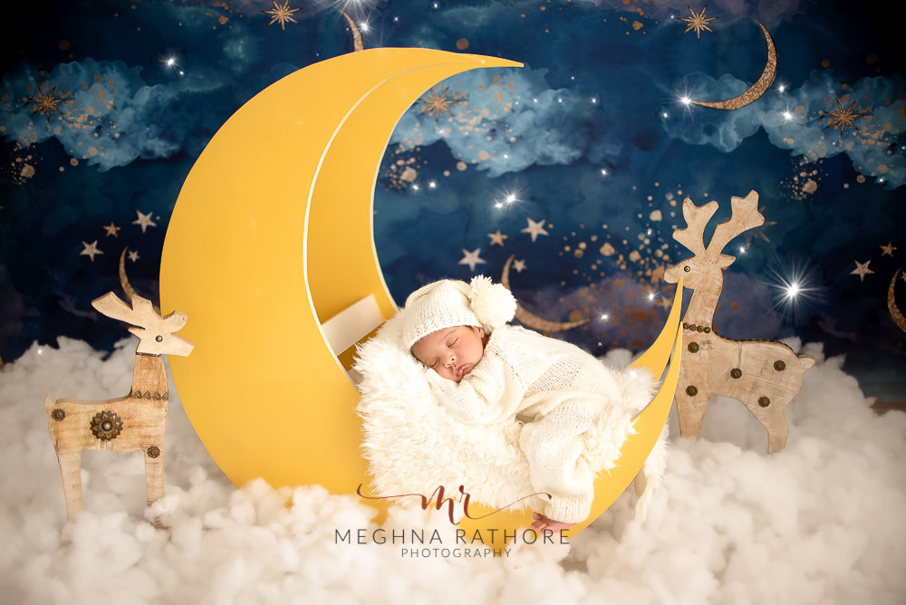25 – Newborn Baby Photoshoot – Wooden Moon Prop