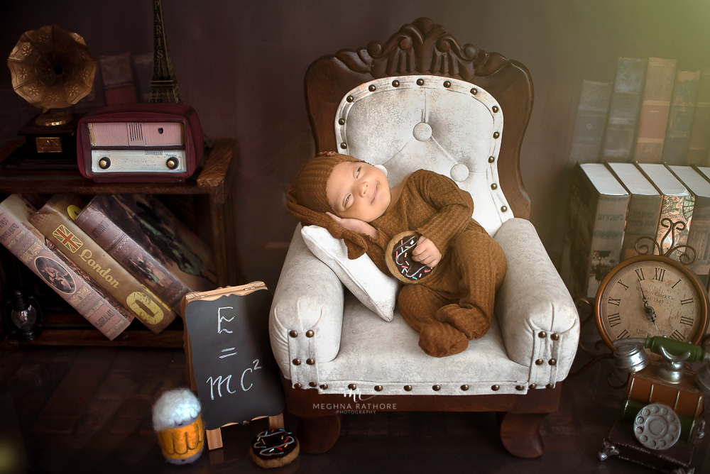 36 – Newborn Baby Photoshoot – Royal Sofa Prop