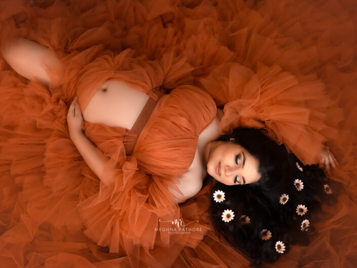 Maternity Album – Amazing Maternity Photoshoot With Couple Posing Delhi