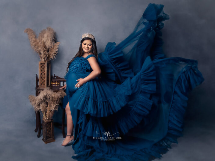 Maternity Album – Maternity Photoshoot of Amazing Couple with Props Themes Delhi