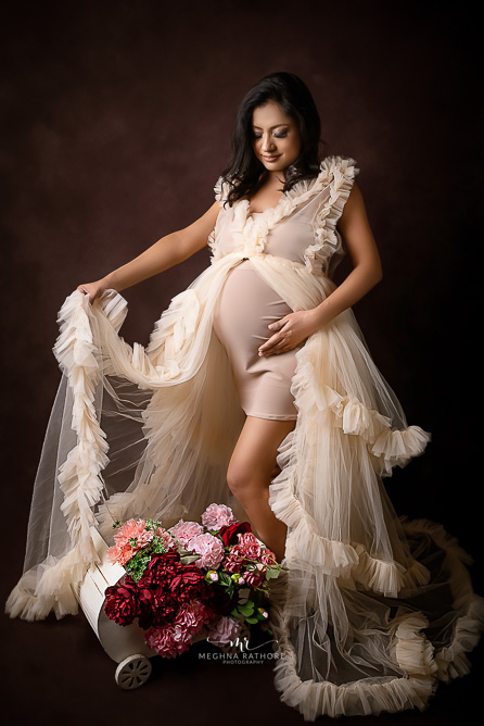 sandhya maternity photoshoot album by meghna rathore photography best maternity photographer in delhi