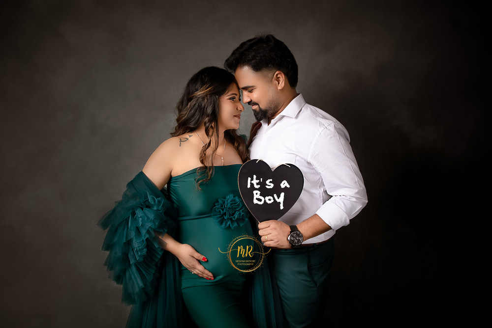 maternity photoshoot couple posing by delhi best maternity photographer
